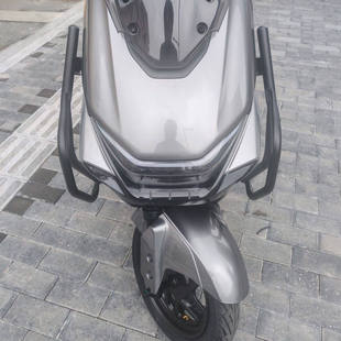 适用适用雅迪冠能s白鲨90护杠加厚前后保险杠尾架货架防撞蹭改装