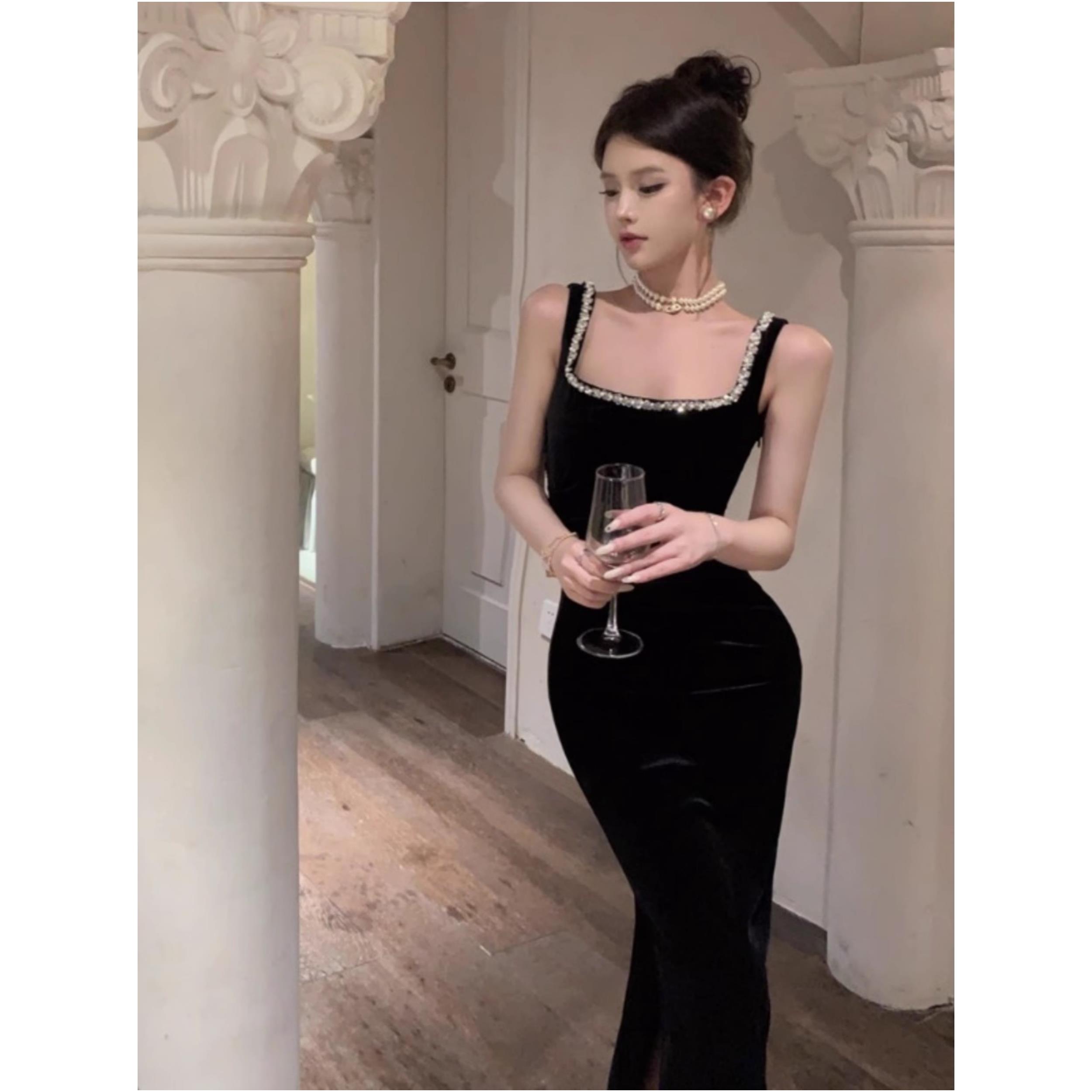 黑色方领吊带连衣裙女秋冬修身开叉褶皱镶钻赫本风丝绒包臀礼服裙