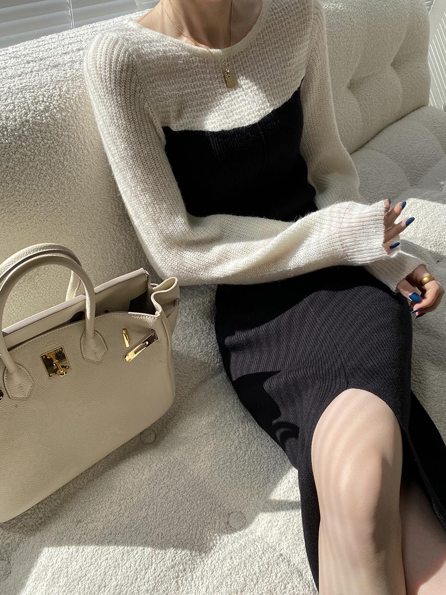 配大衣内搭黑白拼接毛衣打底裙2025秋季新款中长款开叉针织连衣裙