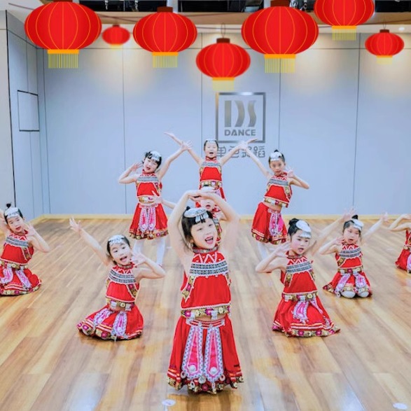 七月火把节舞蹈服装少儿大红色六一儿童演出服民族表演傣族土家族