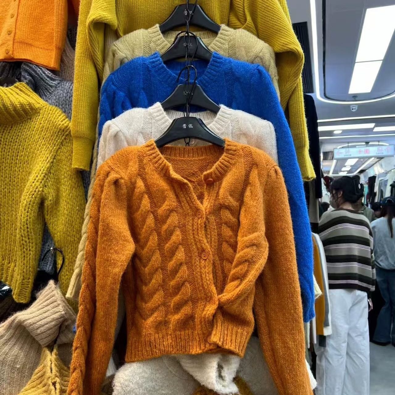 十三行2025秋冬新款韩系百搭圆领纯色麻花短款长袖针织开衫毛衣女