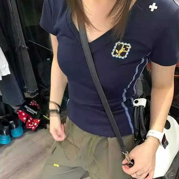 美式复古刺绣辣妹v领正肩短袖t恤女夏2025新爆款修身显瘦短款上衣