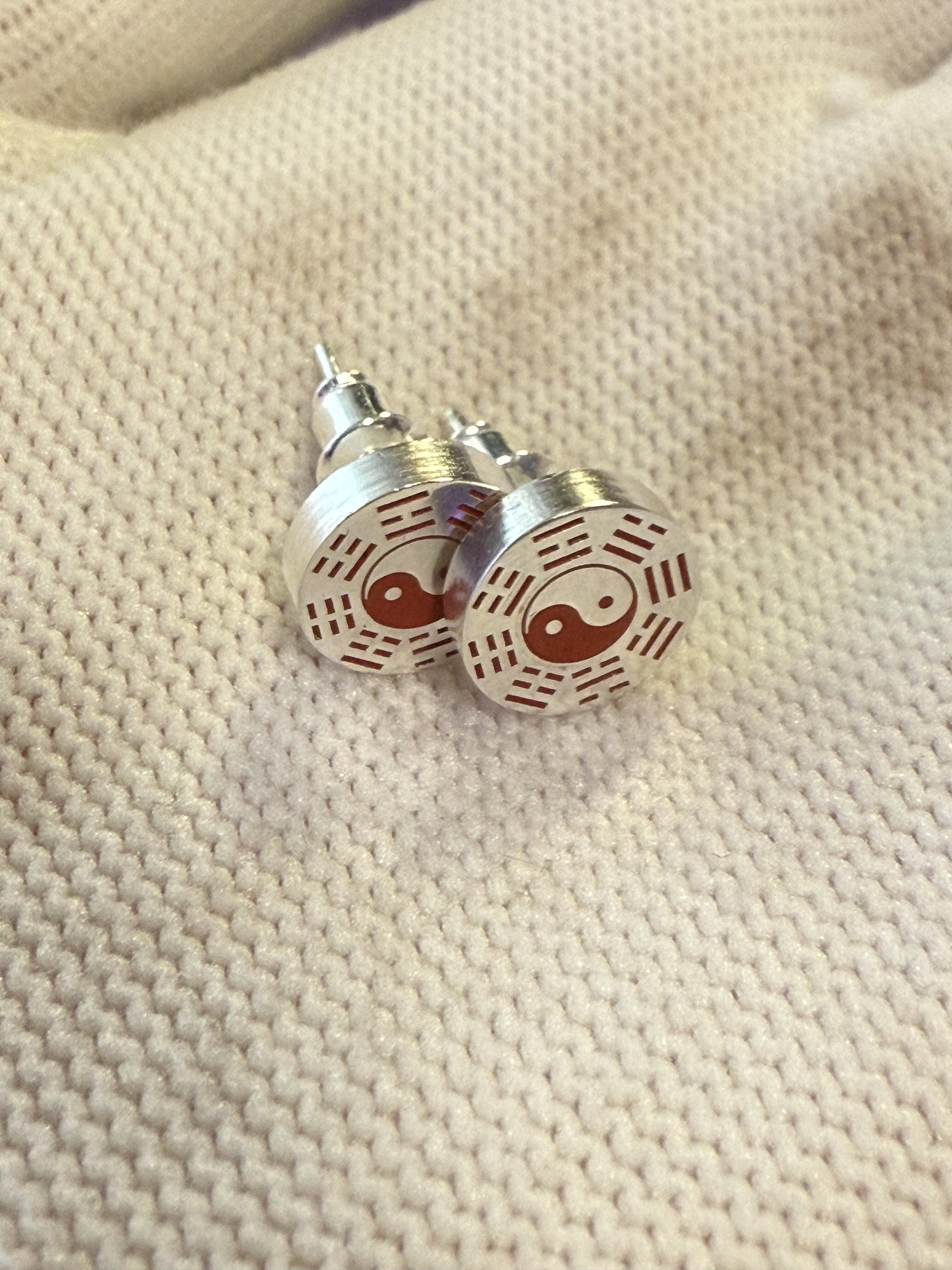 戴礼记999足银朱砂款圆形耳钉直径9mm左右八卦图耳钉