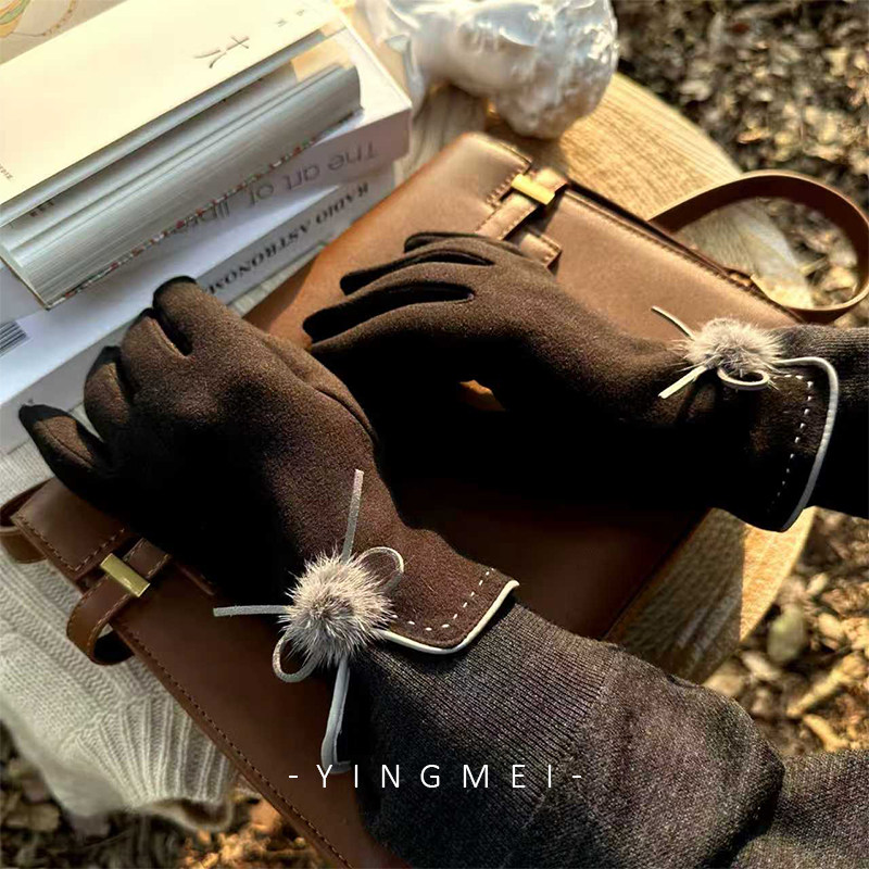 盈妹纯白回忆丨防寒德绒手套女款冬季可触屏款水貂绒球亲肤牛奶绒,服饰配件/皮带/帽子/围巾,手套,淘宝优惠券,粉丝福利购,淘宝优惠卷