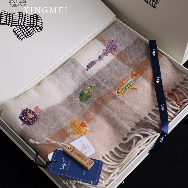 盈妹鱼见幸运丨100%美利奴羊毛格纹刺绣围巾礼盒送人冬季保暖百搭,服饰配件/皮带/帽子/围巾,围巾/丝巾/披肩,淘宝优惠券,粉丝福利购,淘宝优惠卷