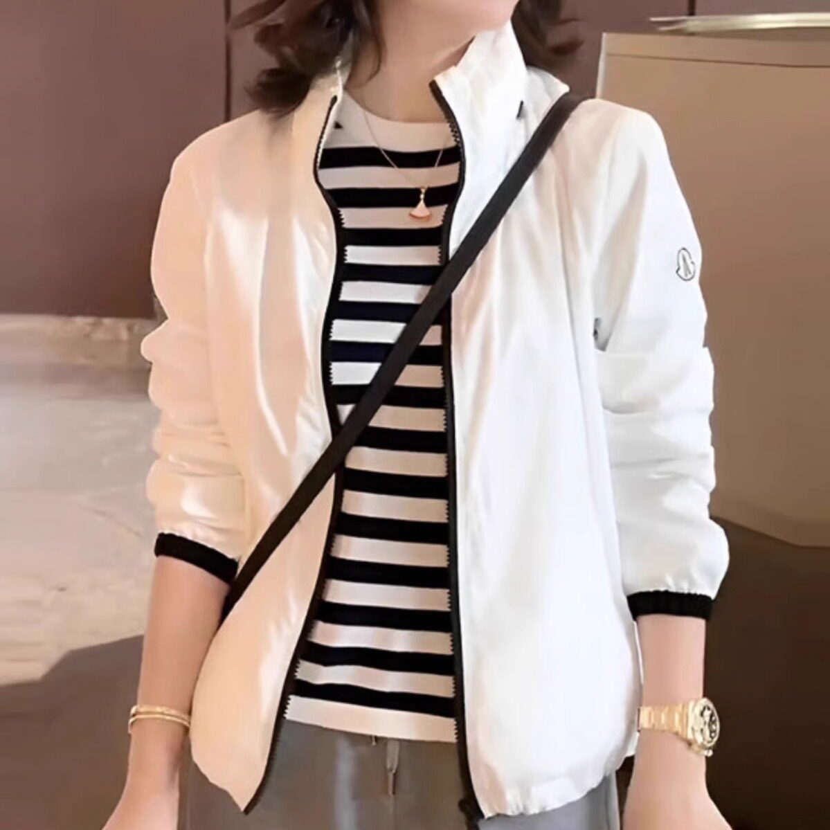 欧货白色连帽外套女春季2025新款休闲运动冲锋衣宽松短款夹克上衣