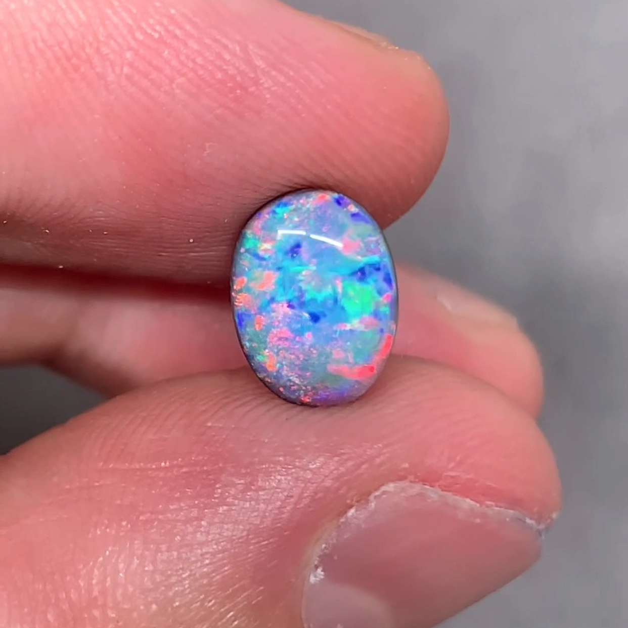 澳洲昆士兰铁欧泊粉蓝紫椭圆铁欧泊戒指吊坠1.69ct 9.5*7*3.6mm
