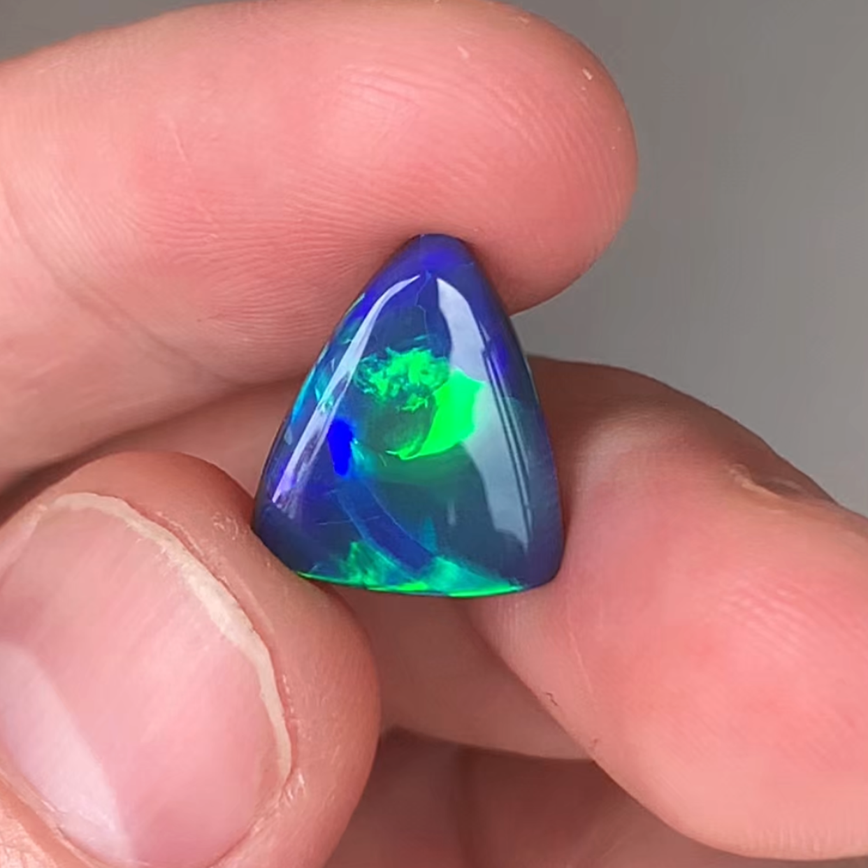 澳洲天然欧泊三角蓝绿地球彩黑欧泊戒指吊坠3.8ct 14.4*12*3.7mm
