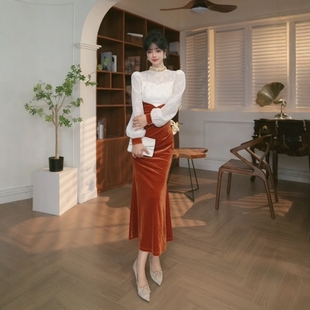 超好看丝绒连衣裙赫本风2024秋冬新款灯笼袖内搭配大衣打底鱼尾裙