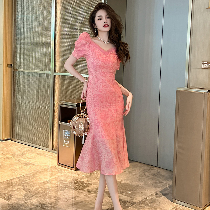 法式气质粉色裙子女夏泡泡袖轻奢收腰高级感修身温柔风鱼尾连衣裙
