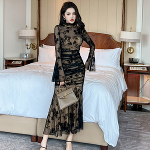 黑色鱼尾连衣裙高级感春季2026新款法式喇叭袖蕾丝赫本小黑裙礼服