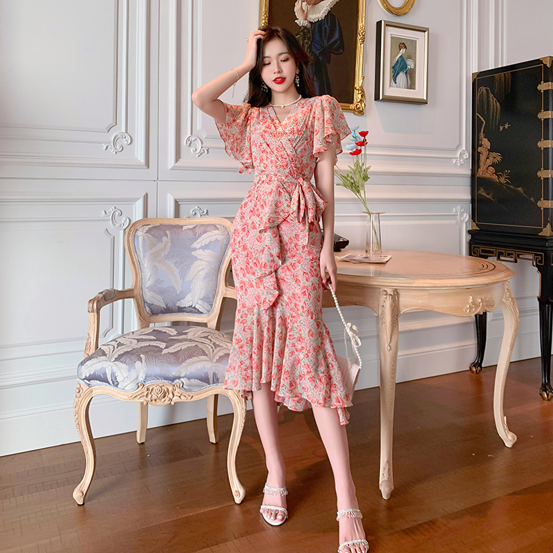 时尚V领，气质碎花，收腰显瘦，性感迷人