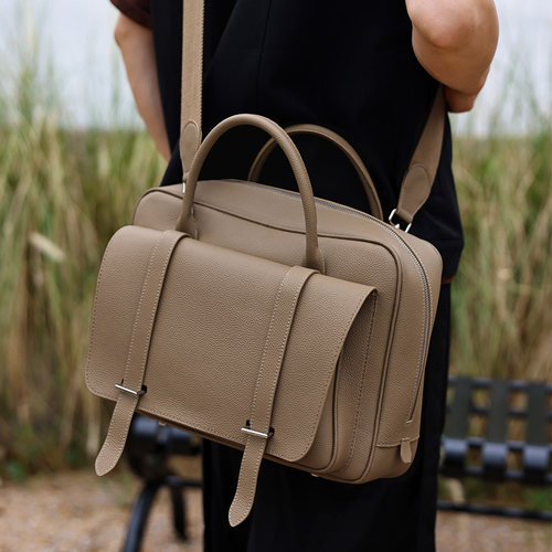 蠢小鱼商务旅行包头层牛皮邮差包