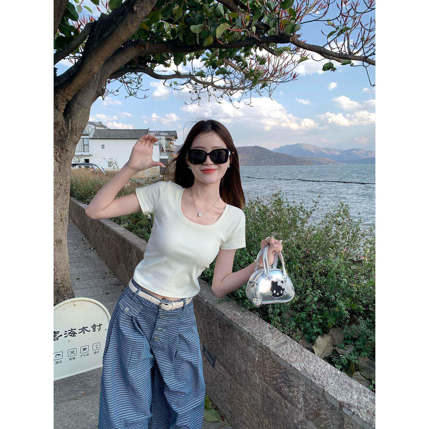 苏三三白色短袖T恤女夏季2026年新款打底内搭修身U领正肩短款上衣