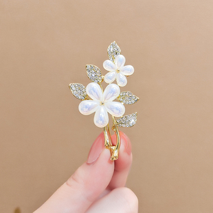 仿珍珠花朵胸针女精致小众水钻别针防走光扣2025新款奢华衣服胸饰