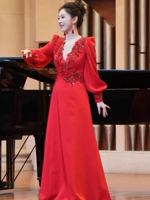 红色主持人礼服2025新款端庄大气央视晚会演出服年会连衣裙长袖夏