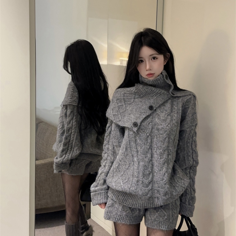 Y.JIA 伊嘉-古chic麻花针织毛衣＋辣妹休闲短裤套装(配围脖)毛衣