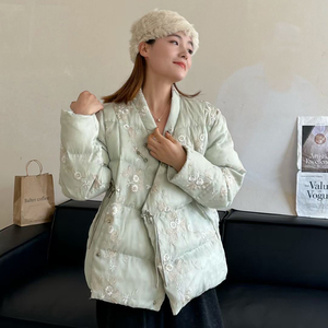 新中式羽绒服女短款盘扣刺绣白鸭绒名媛小香风改良旗袍冬装外套厚