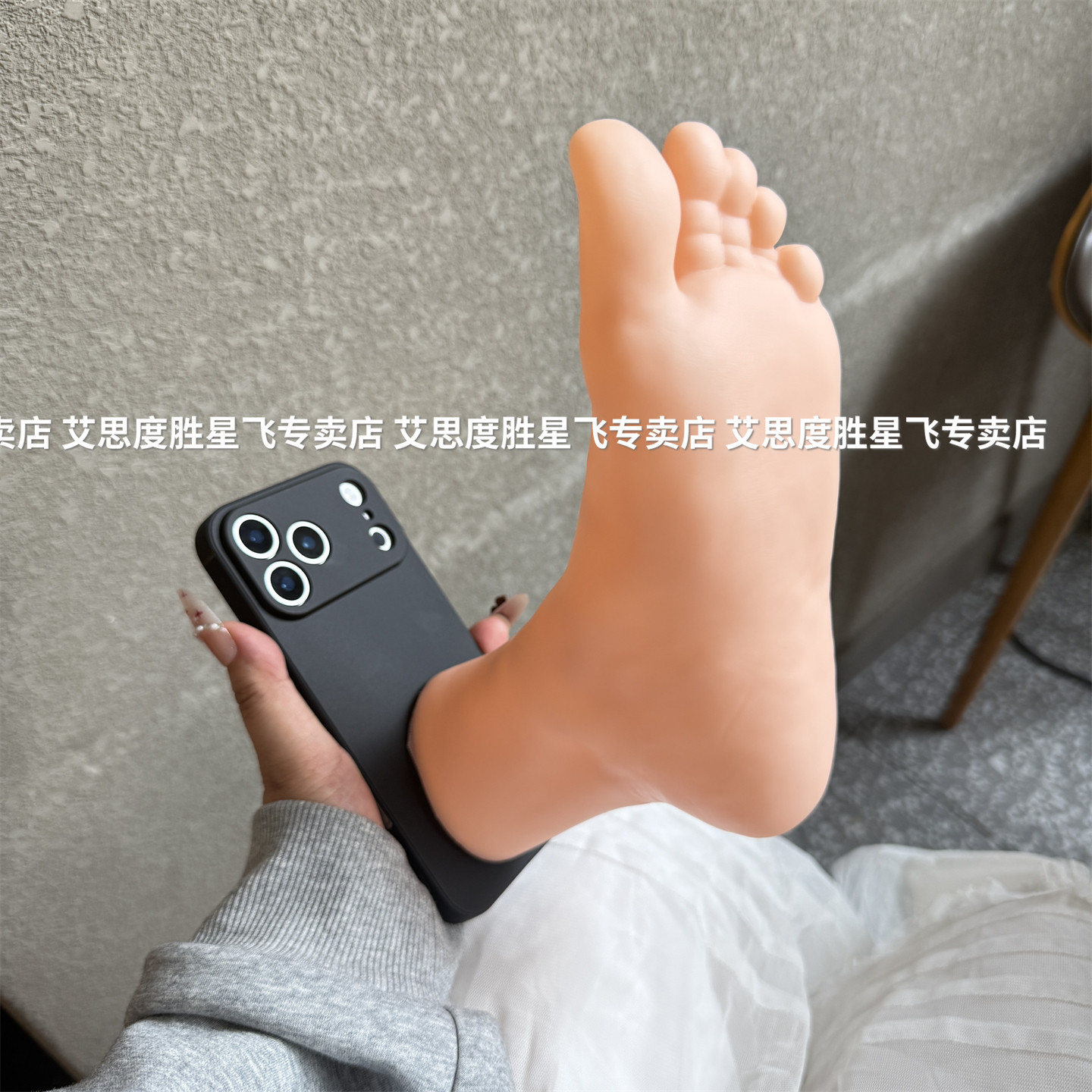 适用vivo搞怪抽象玉足美脚手机壳
