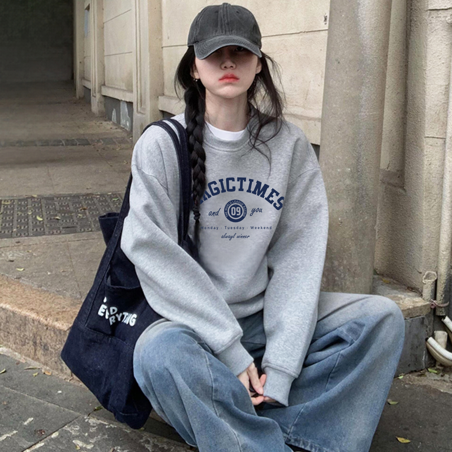 灰色韩版高级感圆领卫衣女秋冬2025新款宽松套头上衣百搭字母外套