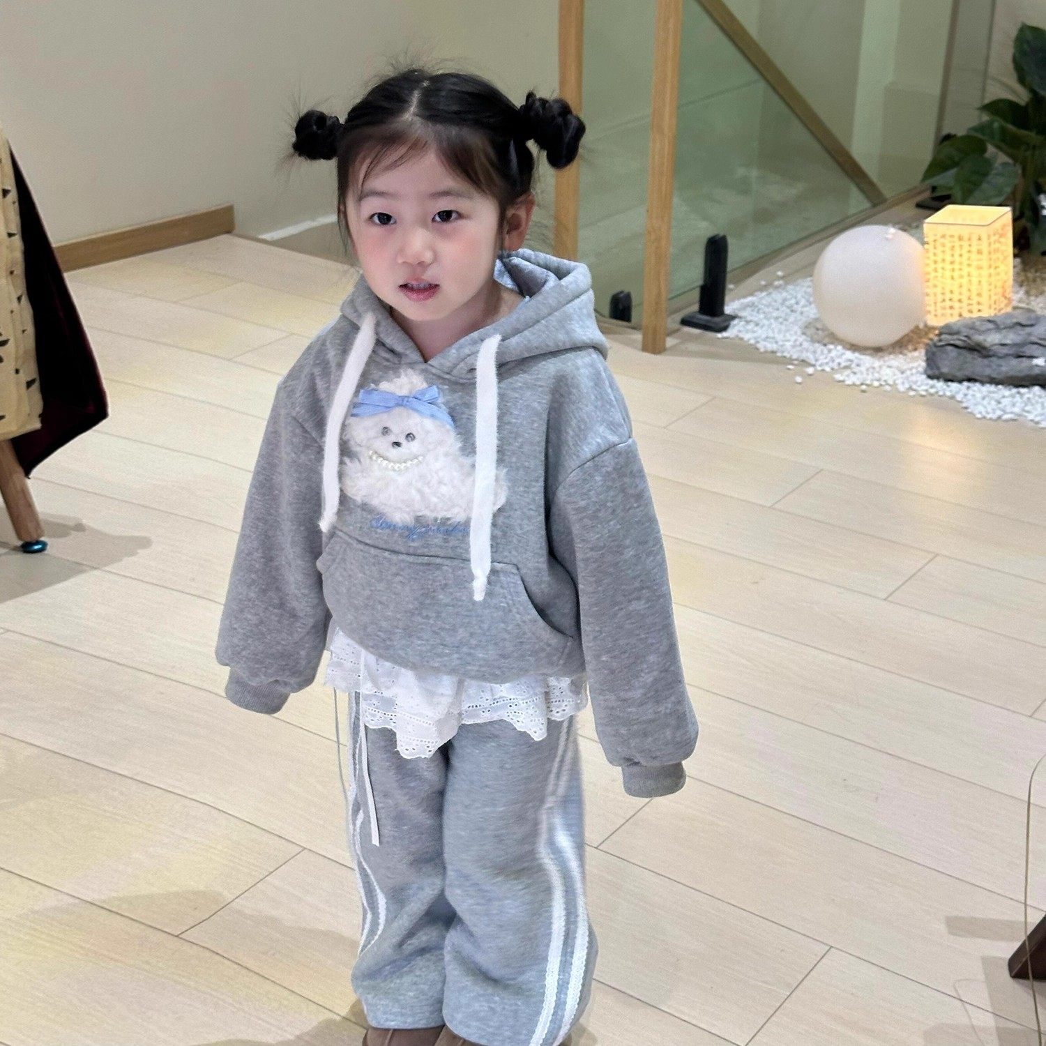 韩版女童2025秋冬新款可爱灰色毛绒小狗连帽卫衣女孩花边条纹卫裤