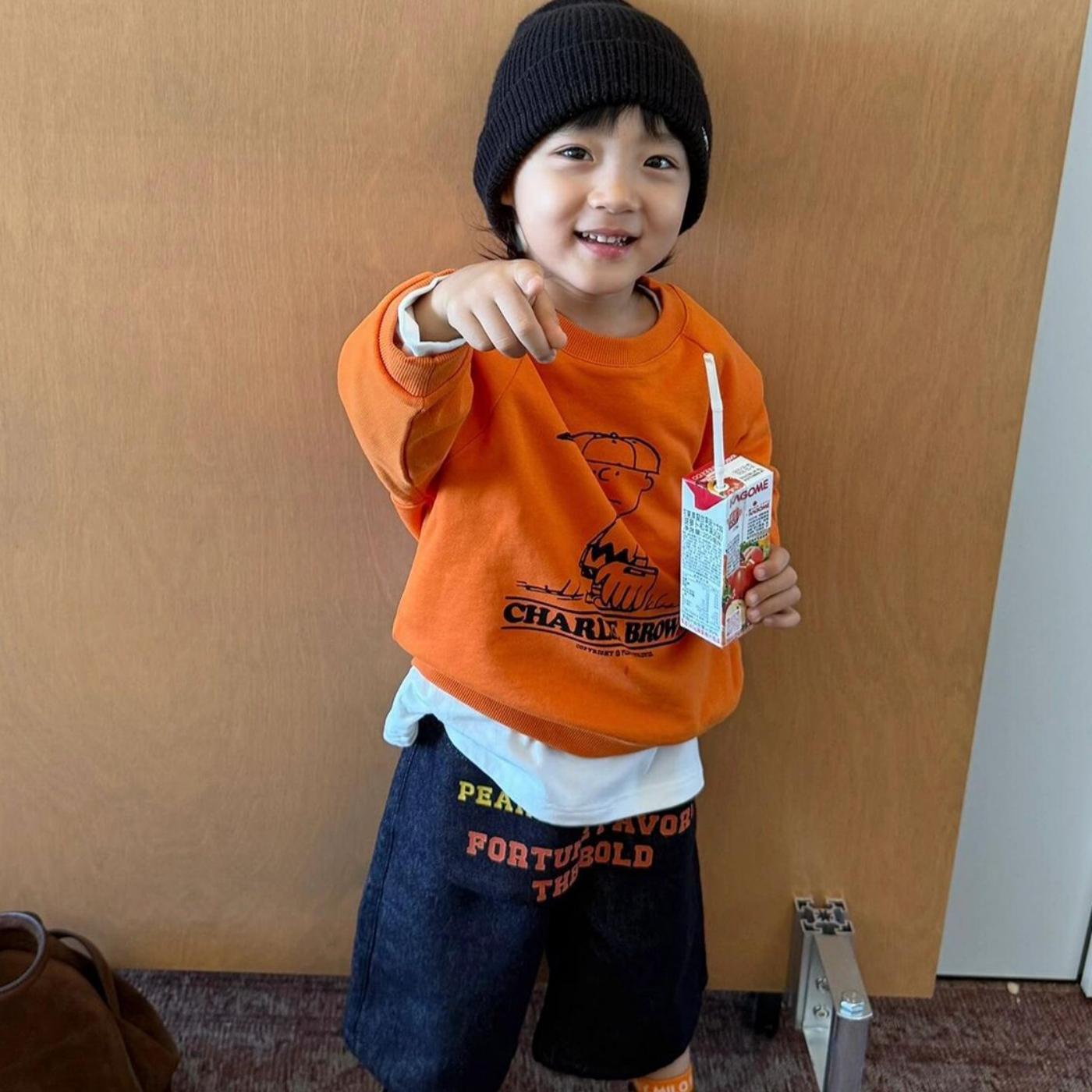 韩版男童2025秋季新款多巴胺橙色卡通查理印花卫衣男童字母阔腿裤