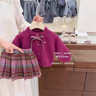 女童冬季套装2026新款火龙果色蝴蝶结毛衣开衫小女孩格纹百褶半裙