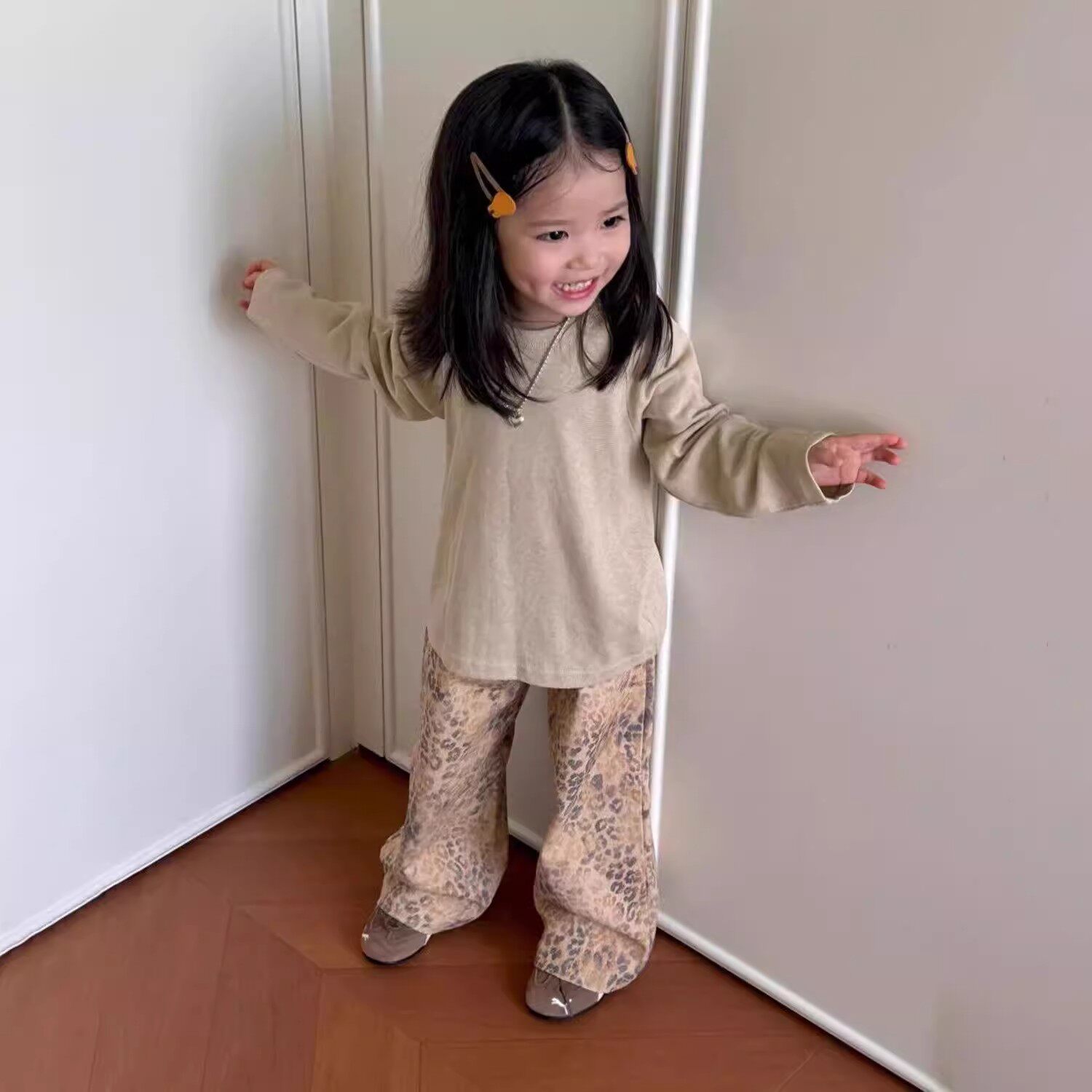 韩版女童2026春季新款卡其色长袖T恤女孩洋气上衣时尚豹纹阔腿裤