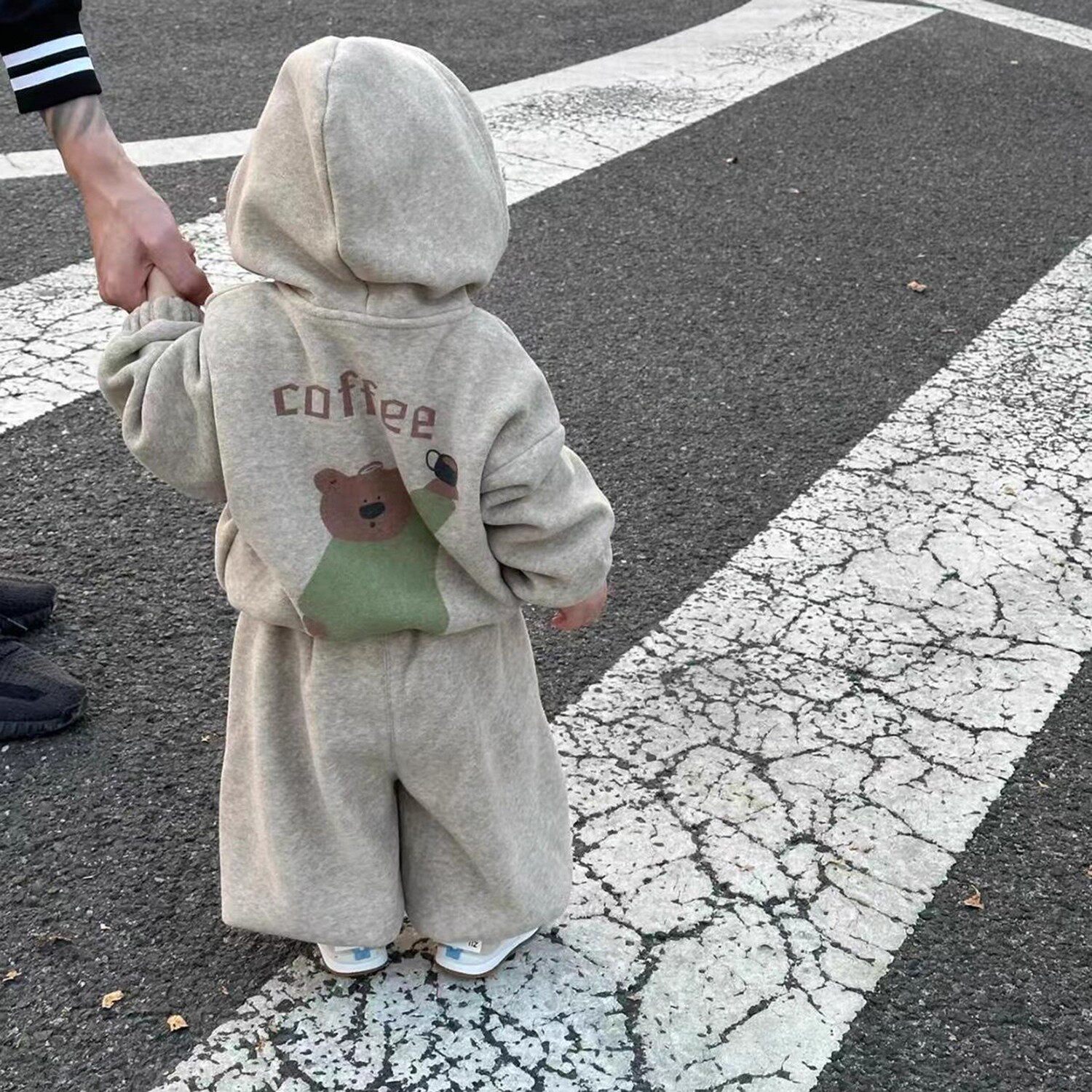 韩国童装2025秋冬新款灰色可爱小熊连帽加绒卫衣男童运动风束脚裤