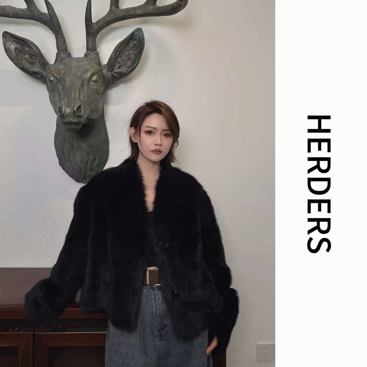 HERDERS 短款V领纽扣款皮毛一体外套 52136,女装/女士精品,皮草,淘宝优惠券,粉丝福利购,淘宝优惠卷