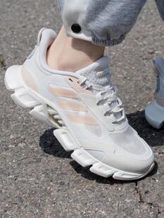 阿迪达斯鞋子女鞋2024夏季新款网面运动鞋轻便粉色跑步鞋IG3131