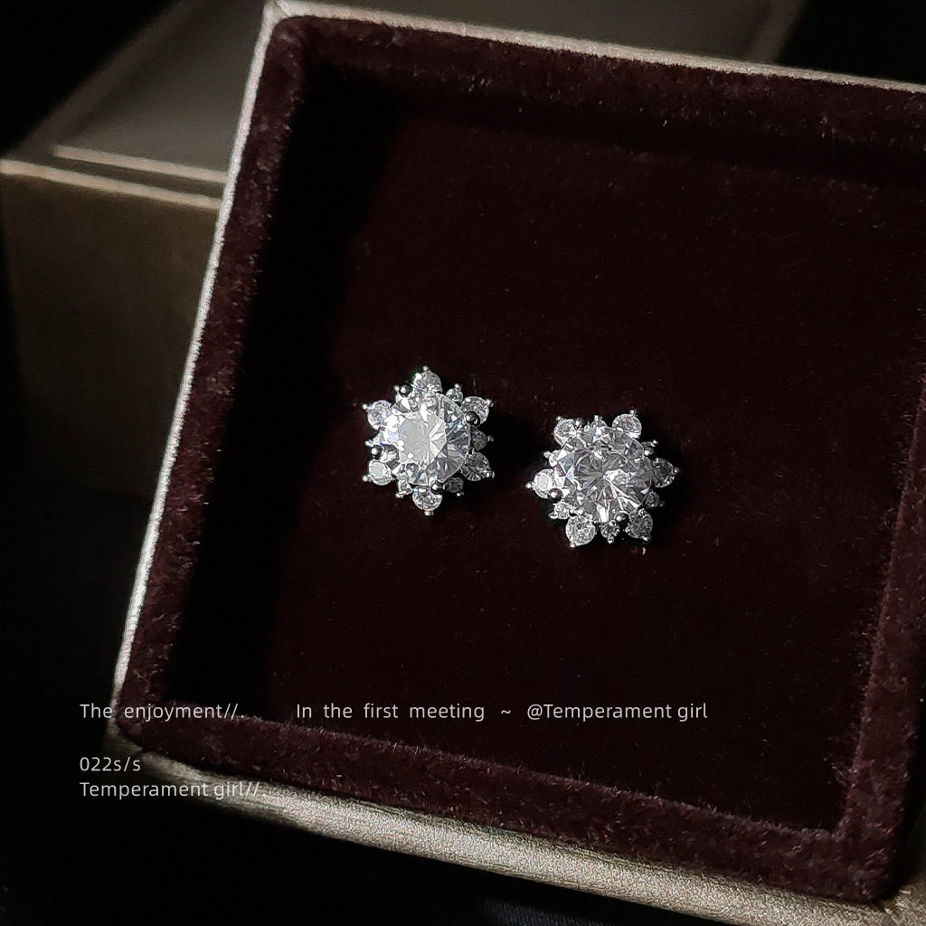 微镶锆石925银针简约通勤耳钉