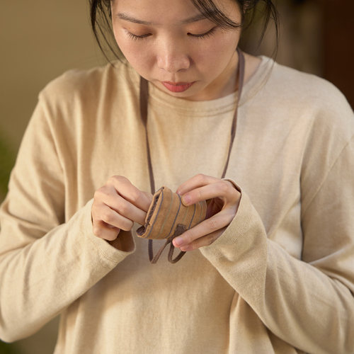 封面是花香云纱挂脖式耳机包