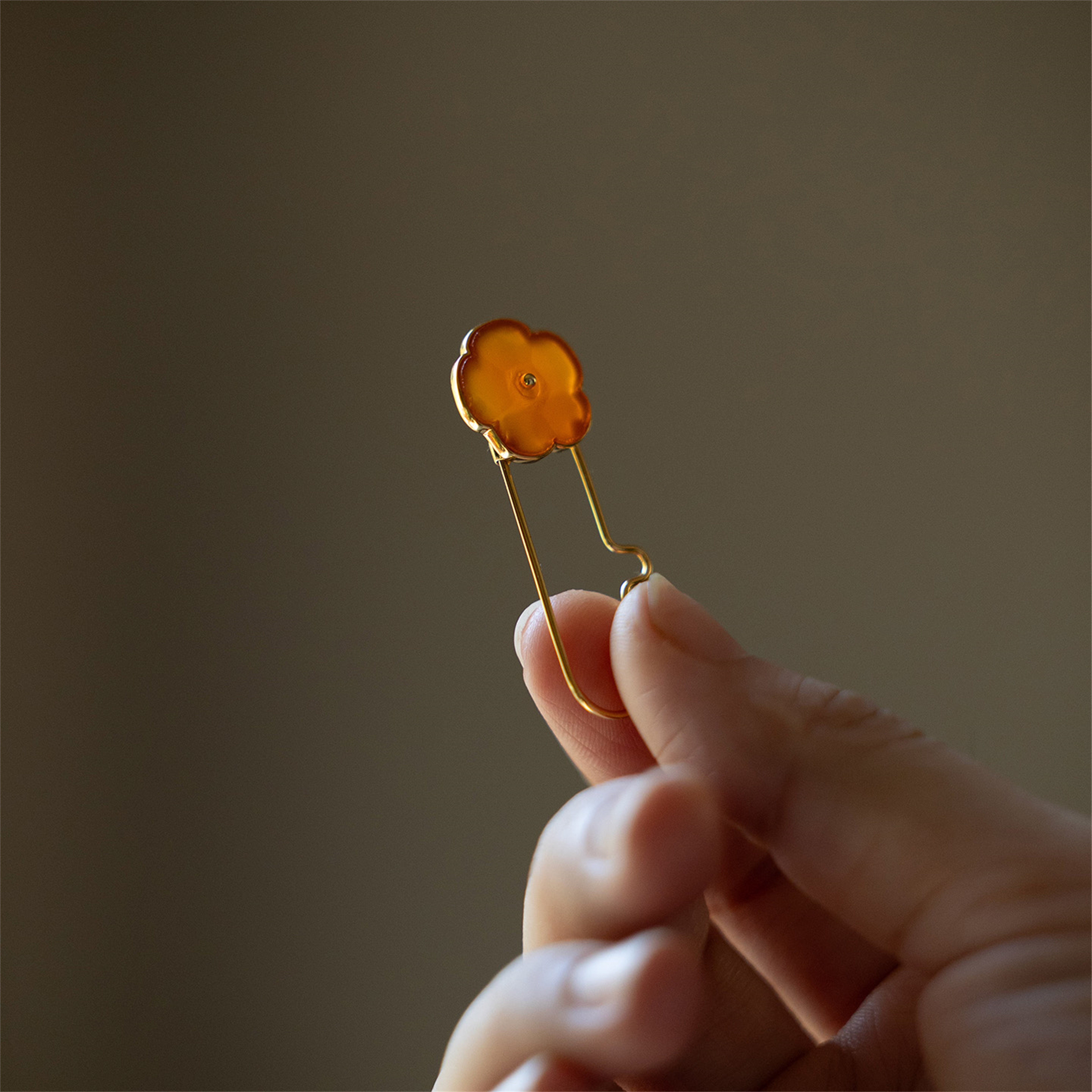 封面是花 清代老玛瑙小花 镶嵌18k金 小胸针及吊坠两用款