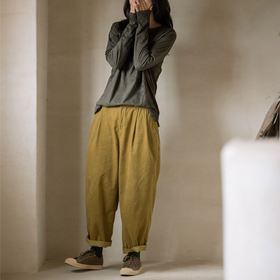 封面是花灯芯绒宽腿裤