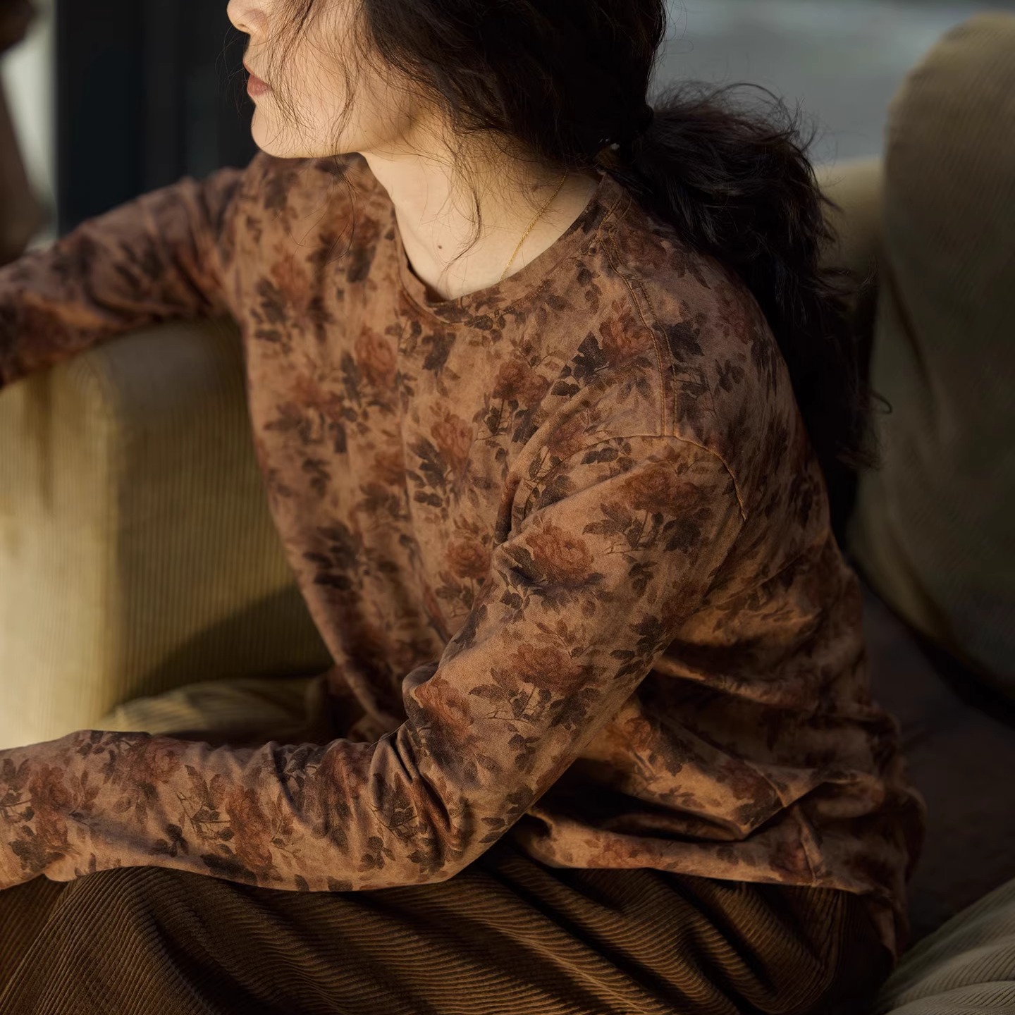 封面是花纯棉印花圆领打底T恤