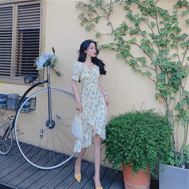 法式少女桔梗樱桃碎花茶歇连衣裙女夏季V领收腰荷叶边不规则裙子