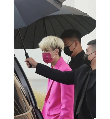 华伦天奴口罩Valen明星同款 潮流牌玫红色惊艳美走秀款