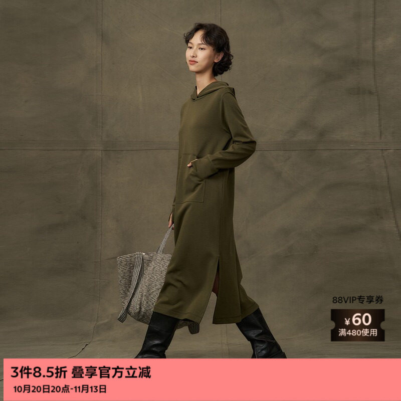 素然WHM 秋季女士气质设计感柔软针织布带帽长袖连衣裙