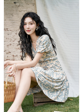 谜秀夏款法式茶歇修身V领短款连衣裙MXD24L1730