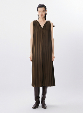 江南布衣女士休闲V领连衣裙5P5G14310