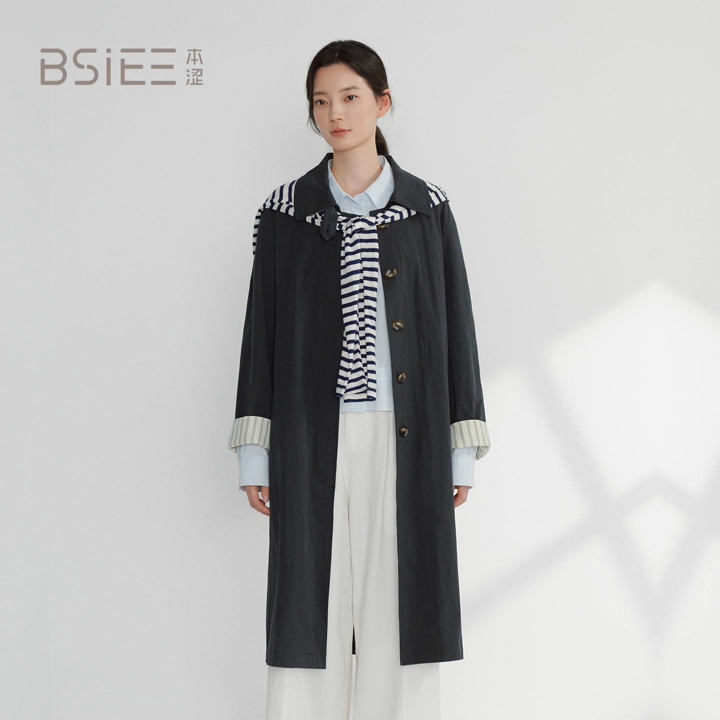 本涩女士简约条纹风衣F1428A02