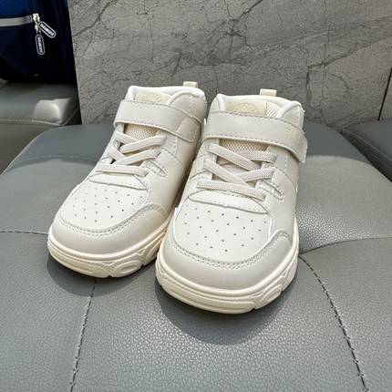 泰兰尼斯男童简约时尚板鞋T02X4C5021