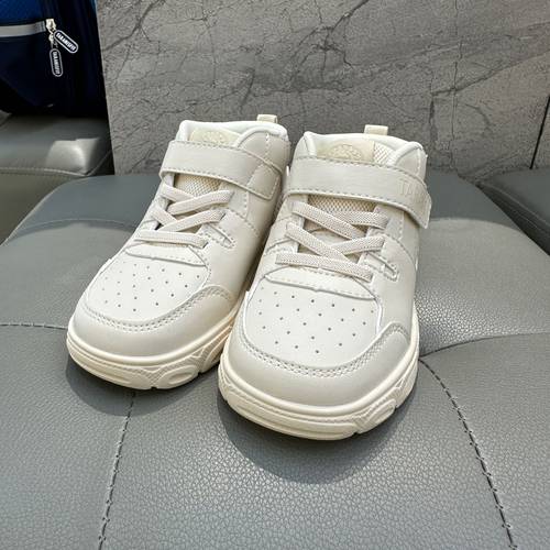 泰兰尼斯男童简约时尚板鞋T02X4C5021