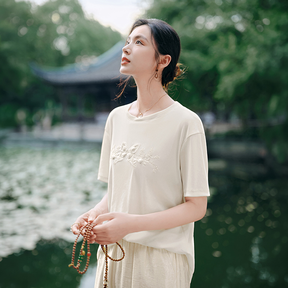 香影新中式刺绣白色t恤女短袖2026秋季新款蝴蝶钉珠宽松圆领上衣
