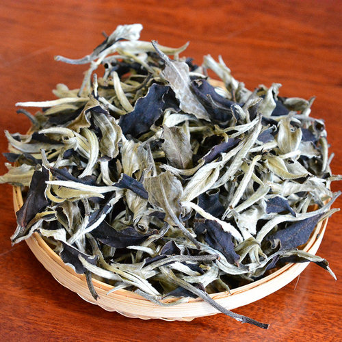 云南百年古树茶月光白美人白茶