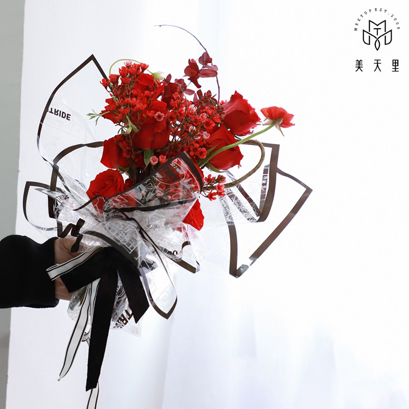 新款卡通边框玻璃纸动漫二次元可爱图案透明纸包花纸边框花束opp