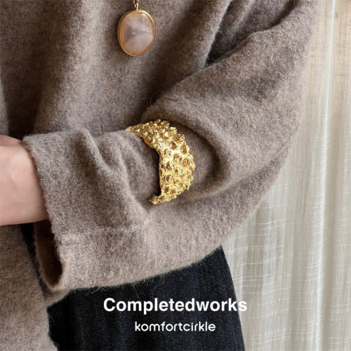 COMPLETEDWORKS 英国品牌 金色不规则肌理宽版手镯复古摩登时髦