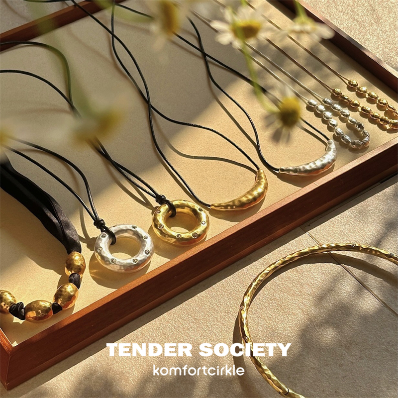 TENDER SOCIETY 锤纹镶钻项圈小金饼新月皮绳圆环长项链