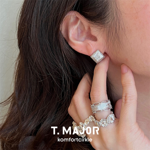 T.MAJOR 静谧花园系列 拉丝方块雕金耳钉细致优雅S925银耳饰
